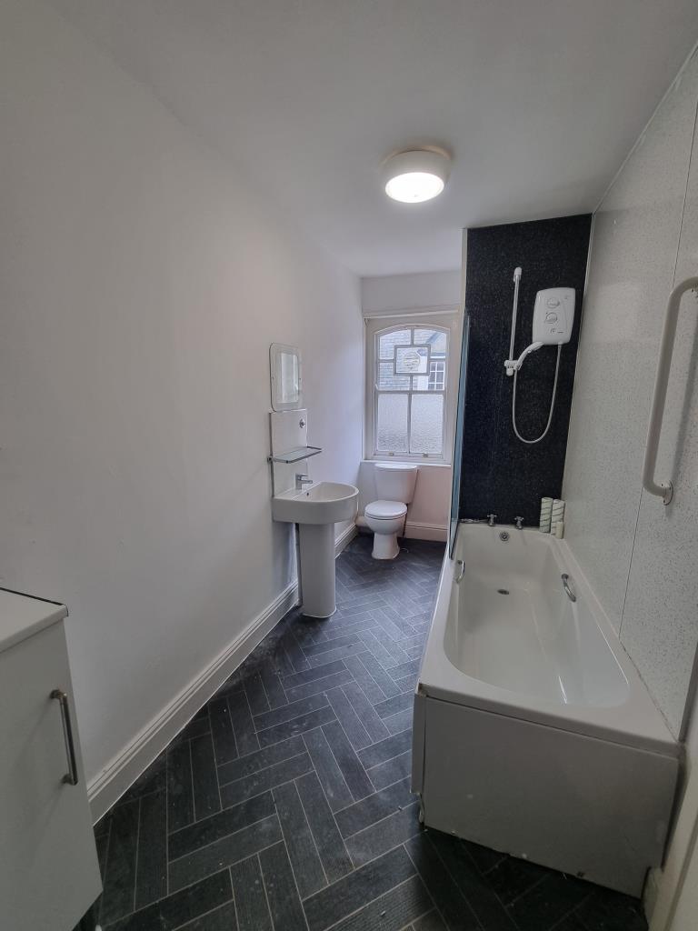 Lot: 42 - SUBSTANTIAL FREEHOLD MIXED USE PROPERTY - Maisonette bathroom - photograph provided by seller